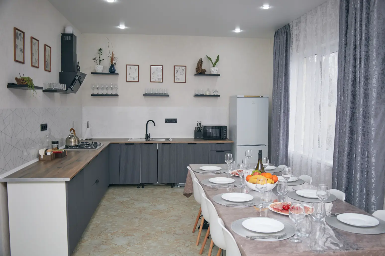 Кухня-гостиная с посудой на 20 персон в доме АкваЛофт