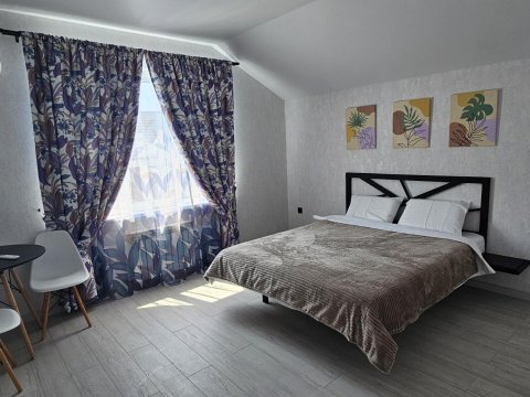 Спальня с индивидуальной сплит-системой и белоснежным постельным бельем в АкваЛофт