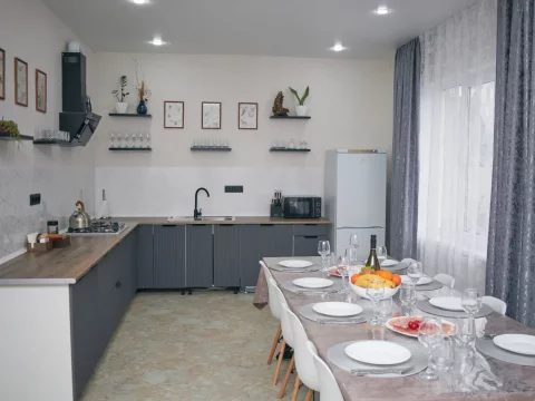 Полностью оборудованная кухня-гостиная в доме АкваЛофт с посудомоечной машиной и телевизором