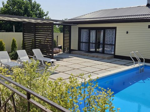 Лаунж-зона с 4 шезлонгами у подогреваемого бассейна в АкваЛофт