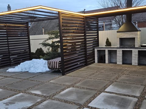 Зона для барбекю с мангалом и казаном на территории дома АкваЛофт